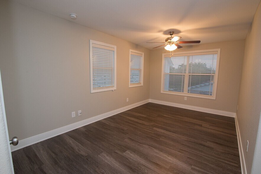 Building Photo - ADORABLE 2/1 APARTMENT CLOSE TO CAMPUS!