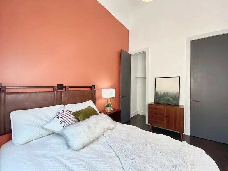 Building Photo - Furnished room/NOT APARTMENT