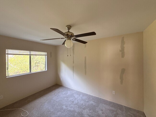 Building Photo - 5 bed 2.5 bath on New Mills!