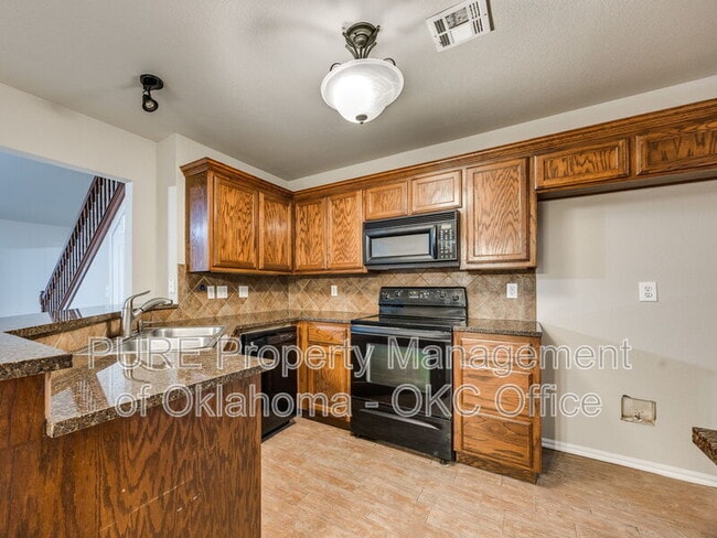 Building Photo - 1605 SW 33RD St