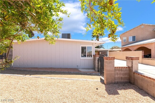 Building Photo - 2749 Del Mar Pl