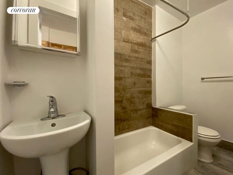 Building Photo - 350 E 91st St