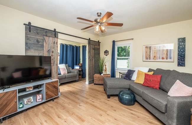 Building Photo - This 1bed/1bath bungalow comes with a BONU...