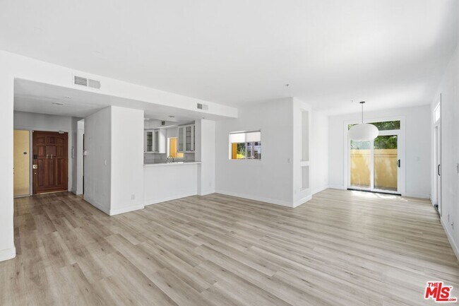 Building Photo - 2311 Schader Dr
