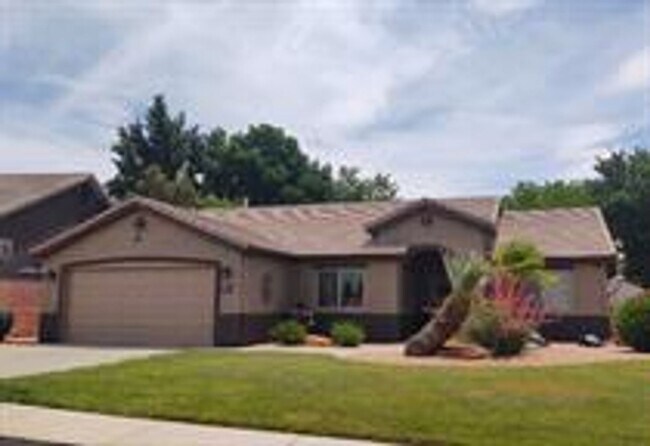 Building Photo - Snow Canyon Home!