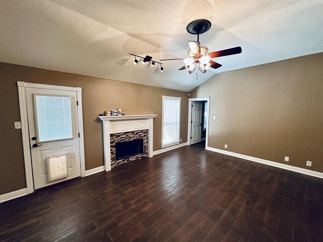 Building Photo - AVAILABLE NOW!