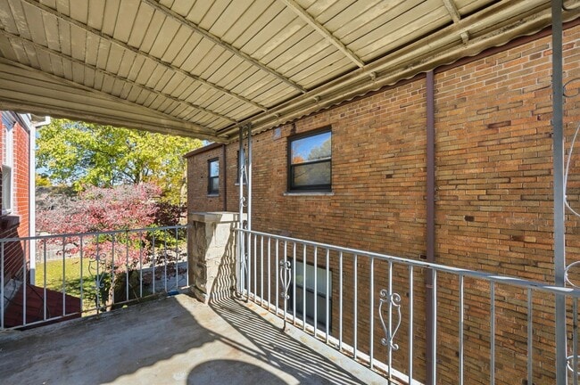 Building Photo - Charming Covedale Duplex