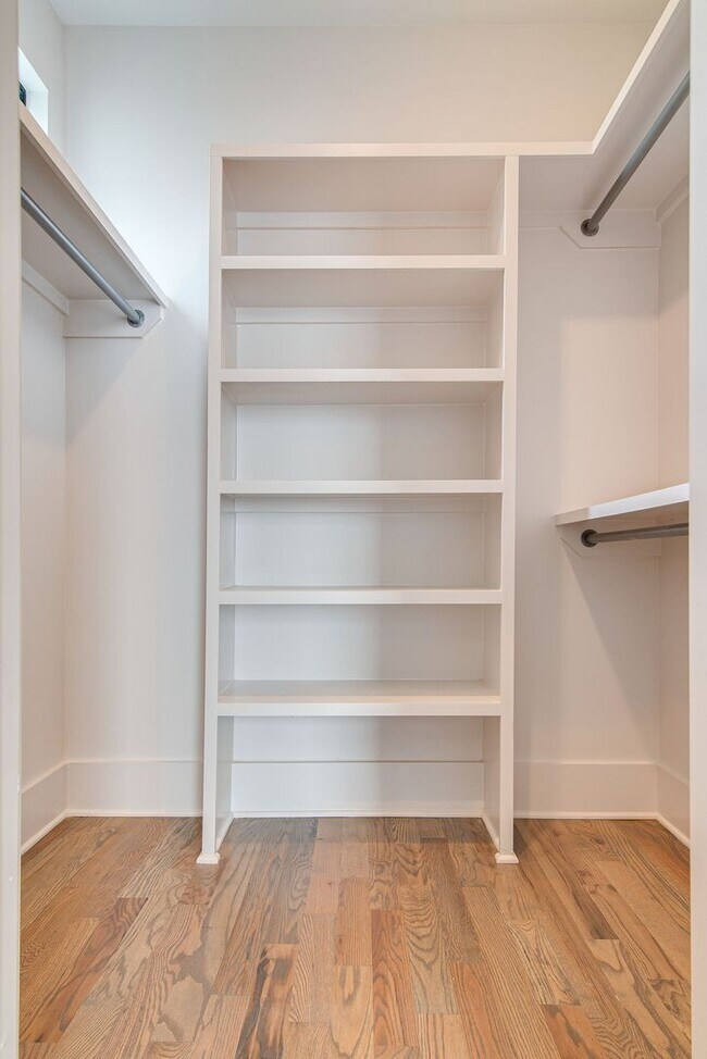 Building Photo - 4 Bedroom Rental in Hillsboro Village!