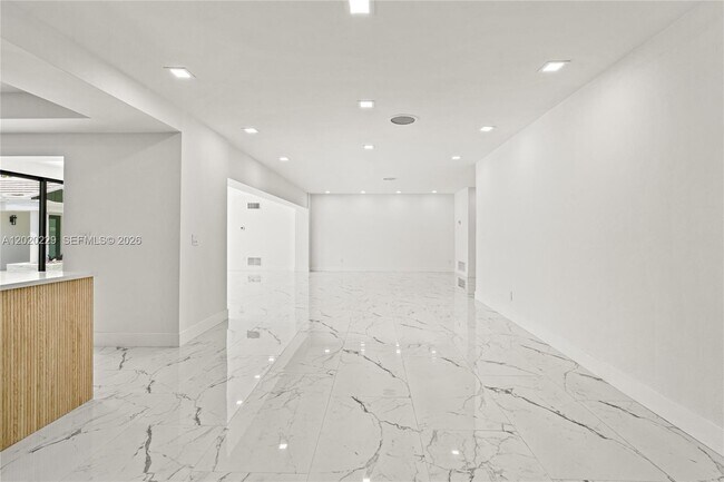 Building Photo - 112 E 1st Ct