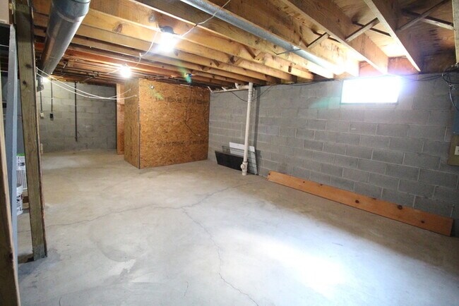 Building Photo - 2 bedroom ranch, duplex