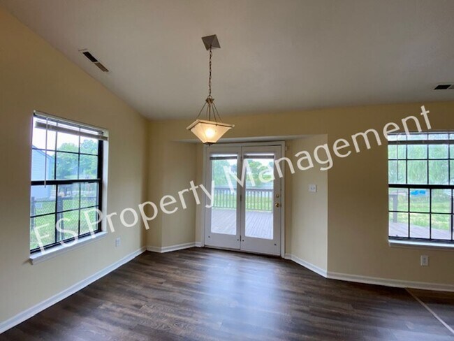Building Photo - Wonderful 3 Bedroom 2 Bathroom Ranch Style...