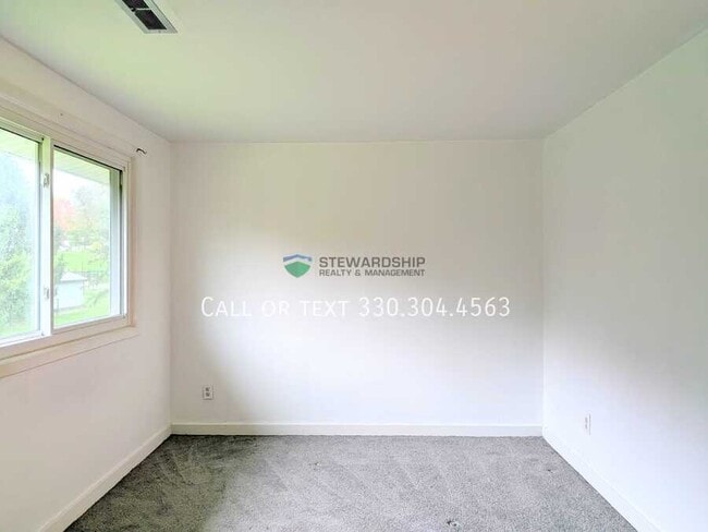 Building Photo - 372 Oak Mnr Ave NE