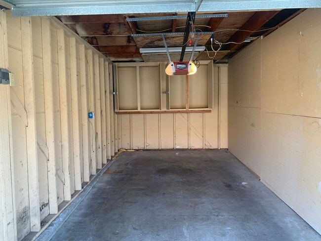 Building Photo - Quiet 2 Bedroom 2 Bathroom Townhouse in Ridgemark!!