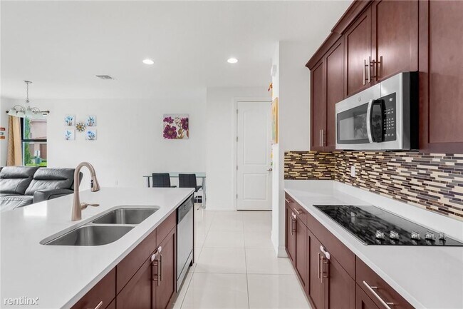 Building Photo - 3 br, 2.5 bath Townhome - 10015 Akenside Dr