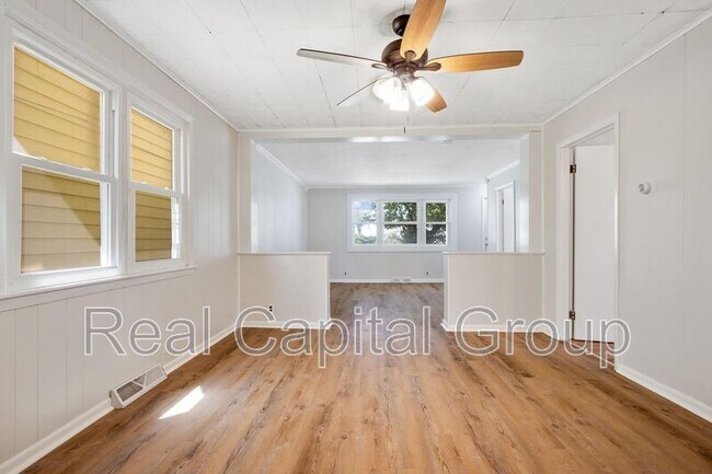 Building Photo - 305 Cable St