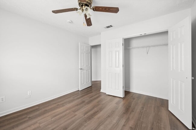 Building Photo - Stunning 3BR/2.5BA Updated Townhome in Pri...