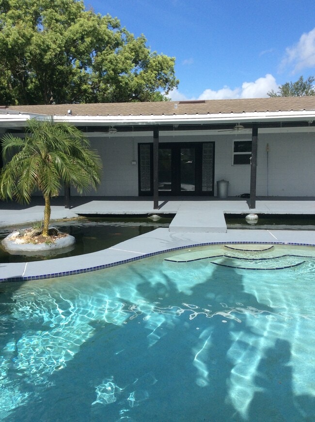 Building Photo - 1401 Silverstone Ave