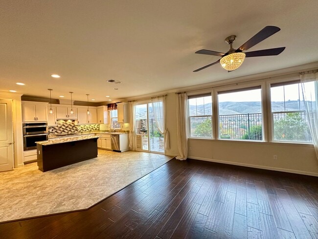 Building Photo - Large 4 Bedroom House in Hiddenbrook Commu...