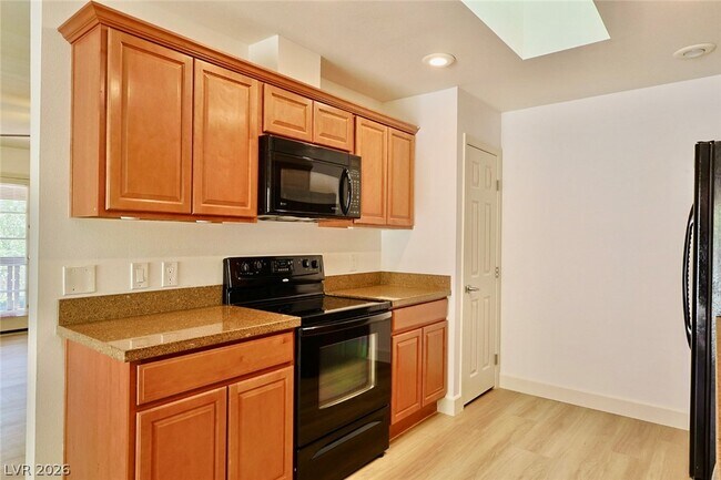 Building Photo - 3181 Pinehurst Dr