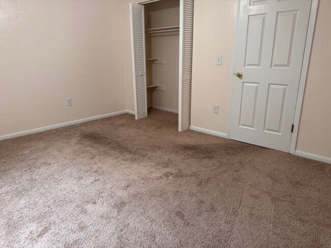 Building Photo - SW Gainesville Condo