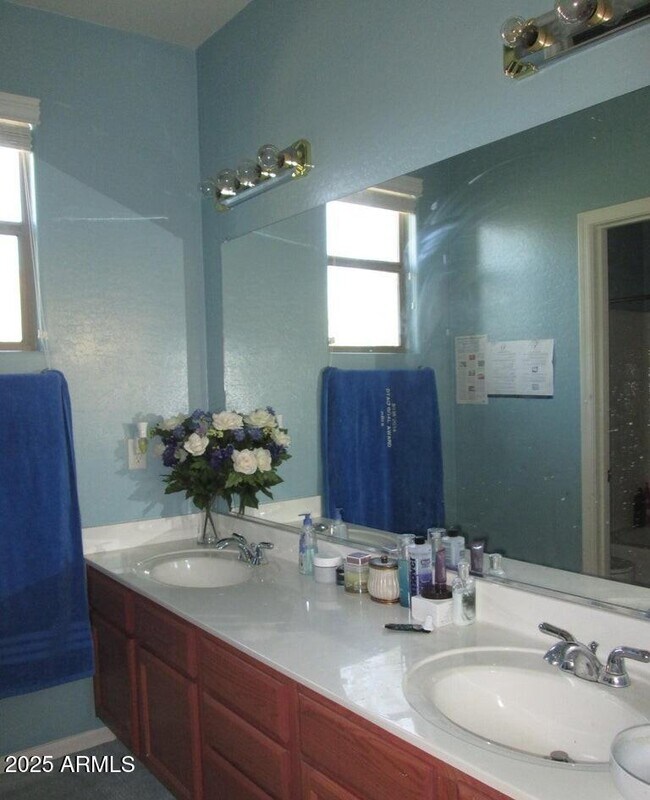 Building Photo - 2520 S Dragoon Dr
