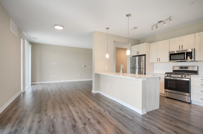 Building Photo - Two Bedroom Luxury Apartment (Elevator Bui...