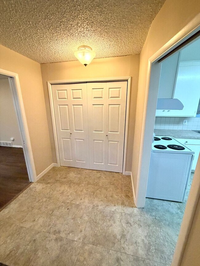 Building Photo - Desired Neighborhood! 3bd 1ba w/new flooring