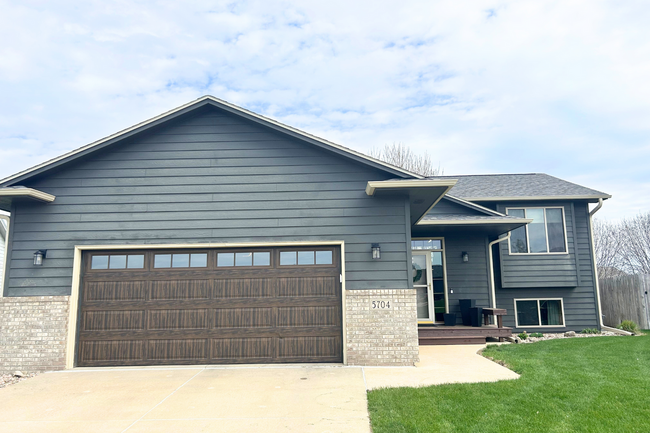 Building Photo - Spacious & Stylish Home in a Prime Location!