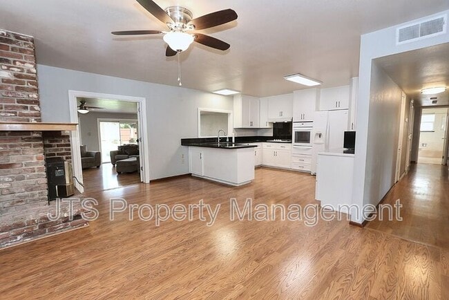 Building Photo - 2128 W La Loma Dr