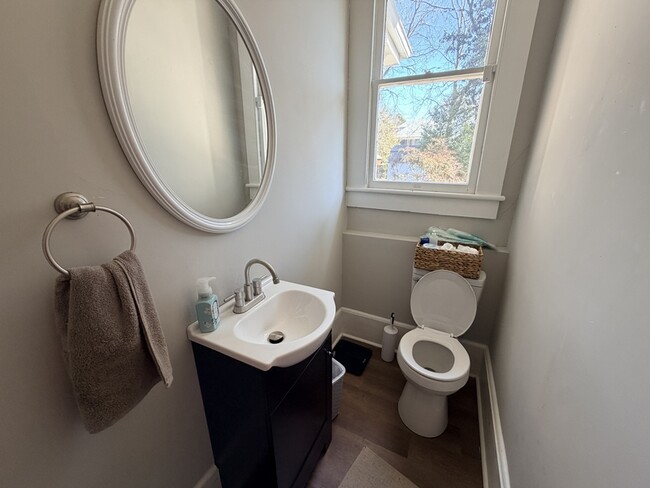 Building Photo - 124 Linden Ave