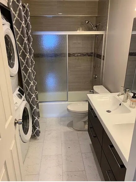 Guest bathroom (double vanity, washer/dryer included) - 500 Washington St