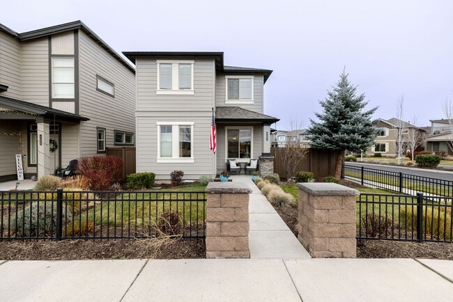 Building Photo - Charming Redmond Craftsman Retreat – Stylish 3-Bed, 3-Bath Home with Community Amenities