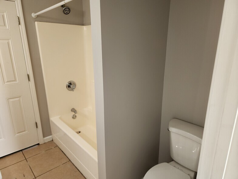 main bathroom - 62 Jacoby Jamison Ln