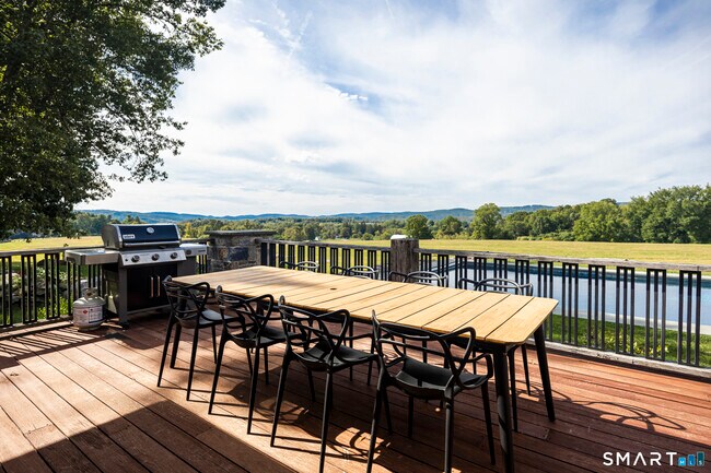 Building Photo - 121 Quaker Hill Rd