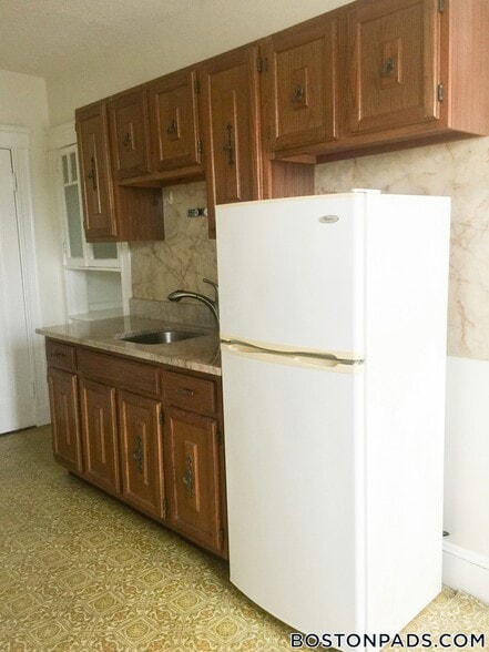 Building Photo - 53 Fellsway W