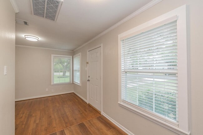 Building Photo - Recently updated 2-bedroom duplex in the desirable Ridglea area.