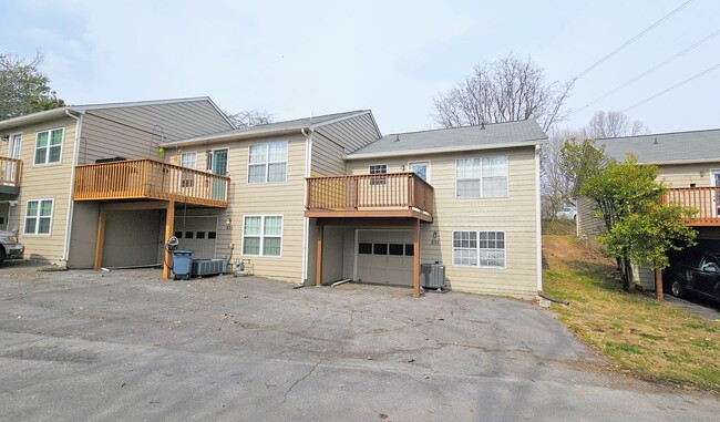 Building Photo - West Knoxville 37923 - 2 bedroom, 2 bath condo - Contact Ryan Fogarty (865) 333-4840