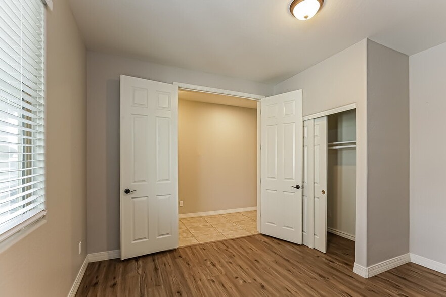 Building Photo - 4819 W St Anne Ave