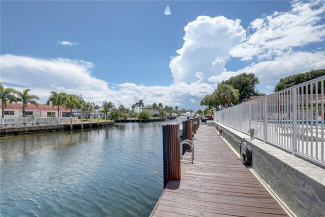 Building Photo - 1340 NE 28th Ave