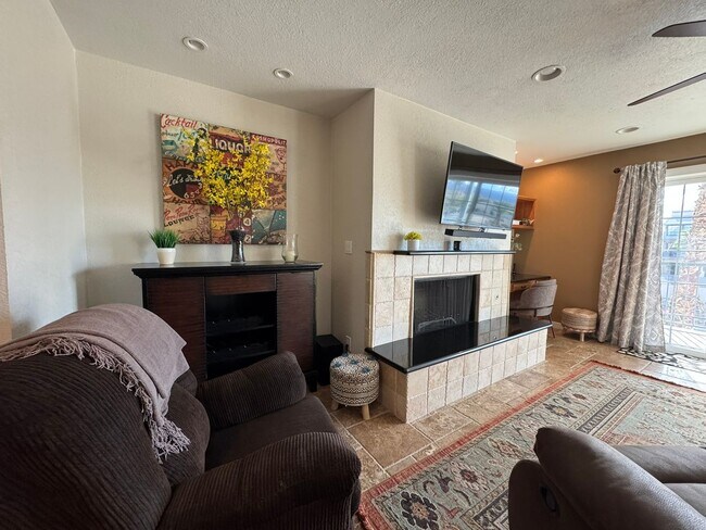 Building Photo - Riverfront 2BR Condo Great Views, Luxury Furnished incl UTILITIES