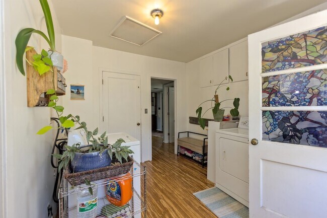 Building Photo - 1027 W 29th Ave