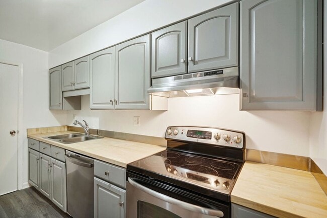 Building Photo - 5900 Prince George Dr