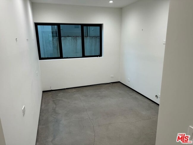 Building Photo - 611 Broadway St