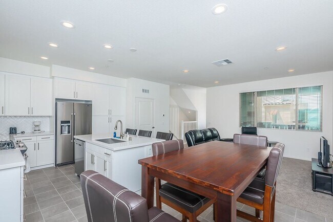 Building Photo - Modern Oceanside Townhome with Resort-Style Amenities