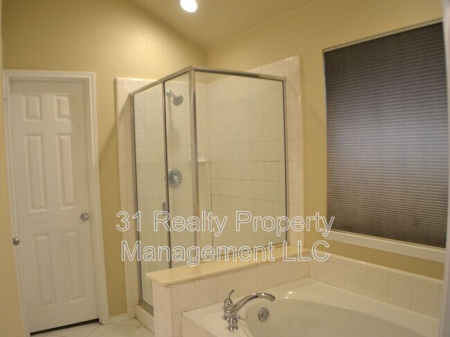 Building Photo - 1013 Clear Creek Dr
