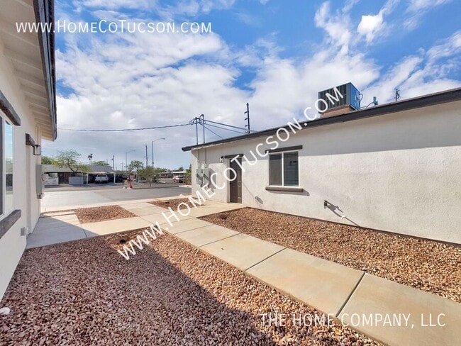 Building Photo - 1603 S Van Buren Ave