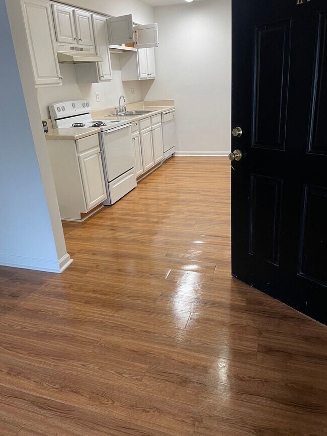 Building Photo - Modern 2-Bed, 1-Bath Oasis with Central Ai...