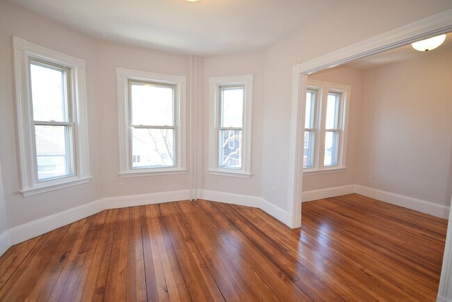 Building Photo - 755 Saratoga St