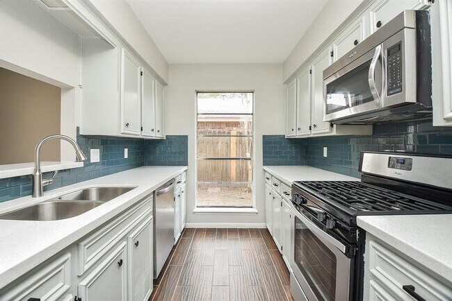 Building Photo - 2706 Foliage Green Dr