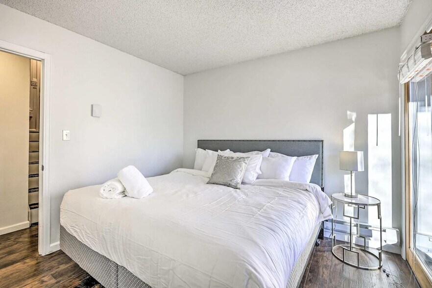 Building Photo - 163 Burgundy Cir